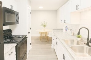 Geladeira, micro-ondas, fogão, cooktop