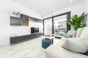 Smart TV, video games - Casa Alegria in Amanecer Resort – pool, playground and family comfort - by OYOOSTAYS (Orihuela Costa)