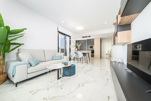 Smart TV, video games - Casa Alegria in Amanecer Resort – pool, playground and family comfort - by OYOOSTAYS (Orihuela Costa)