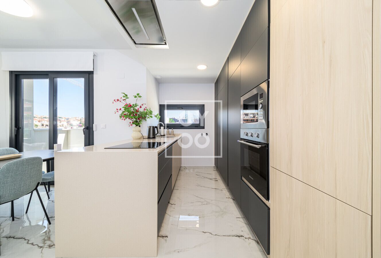 Frigorífico, microondas, horno y placa de cocina