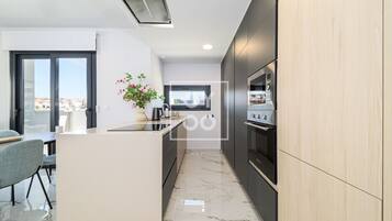 Frigorífico, microondas, horno y placa de cocina