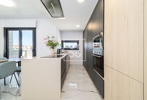 Fridge, microwave, oven, stovetop - Casa Alegria in Amanecer Resort – pool, playground and family comfort - by OYOOSTAYS (Orihuela Costa)