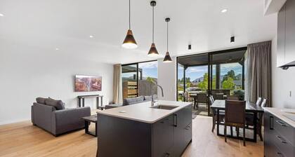 Private Stylish 3BR Alpine View Retreat In Wanaka