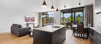Private Stylish 3BR Alpine View Retreat In Wanaka