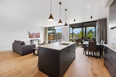 Private Stylish 3BR Alpine View Retreat In Wanaka