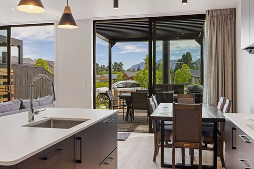 Private Stylish 3BR Alpine View Retreat In Wanaka