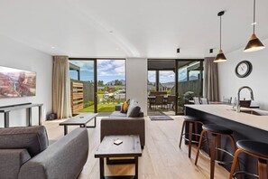 Smart TV - Private Stylish 3BR Alpine View Retreat In Wanaka (Wānaka)