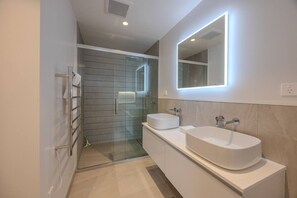 Hair dryer, towels, shampoo, toilet paper
