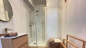 Chuveiro, secador de cabelo, toalhas de banho, papel higiĂȘnico