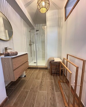 淋浴设施、吹风机、毛巾、卫生纸