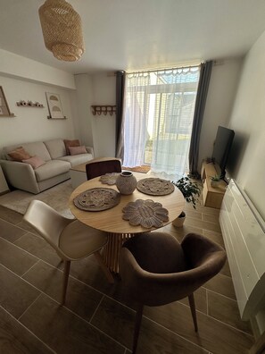 Smart TV, books - L'Échappée - Cosy one-bedroom apartment in Brissac, charm and calm near vineyards (Brissac Loire Aubance)