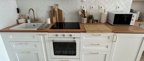 冰箱、微波炉、烤箱、炉灶