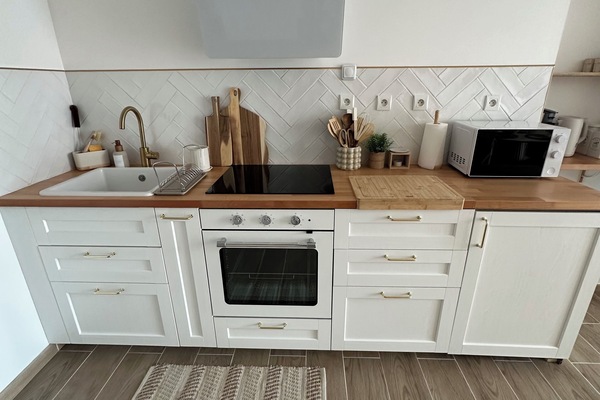 Jääkaappi, mikroaaltouuni, uuni, liesi