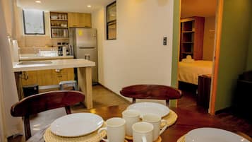 Comfort Apartment, 1 Queen Bed | Private kitchen