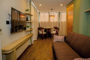 Appartamento Comfort, 1 letto queen | Area soggiorno | TV a schermo piatto