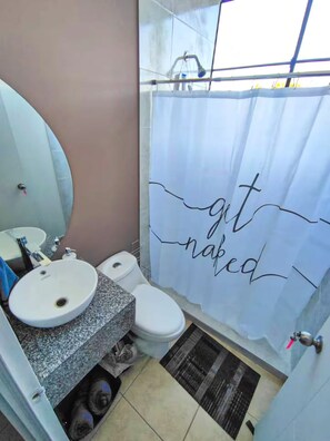 Apartamento City, 2 habitaciones, Aire acondicionado | Baño | Ducha y toallas