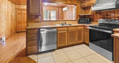 Cabin style 1-bedroom apartment with WiFi, AC, & Pool in fantastic Jacksonville