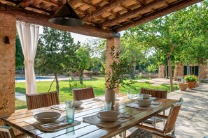 Outdoor dining - Sa Carrotja   Traditional villa with pool (Manacor)