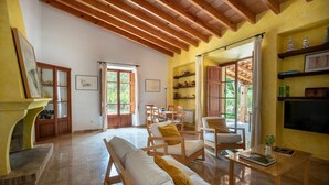 TV, fireplace, books - Sa Carrotja - Traditional villa with pool near the sea (Manacor)