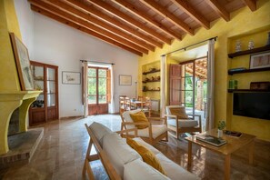 TV, fireplace, books - Sa Carrotja   Traditional villa with pool (Manacor)
