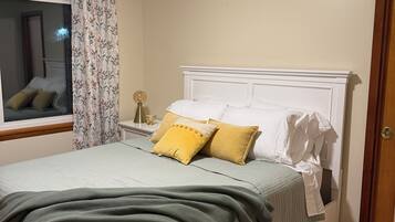 3 bedrooms, iron/ironing board, WiFi, bed sheets