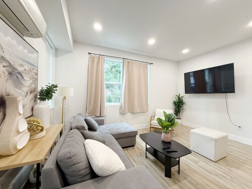 Brand New 2-bedroom 2-bathroom house with WiFi, AC in delightful Seattle
