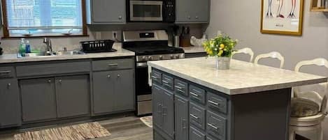 Stovetop, cookware/dishes/utensils