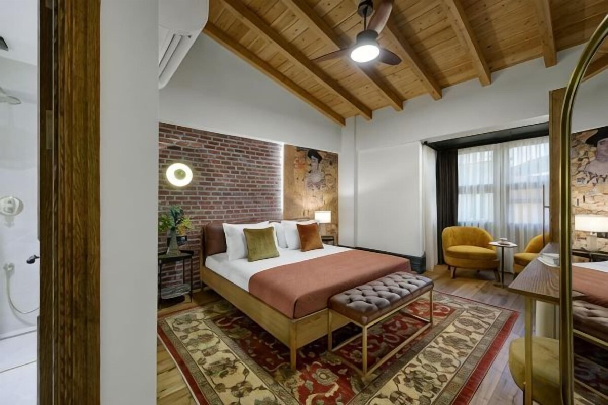 In-room safe, soundproofing, WiFi (free)