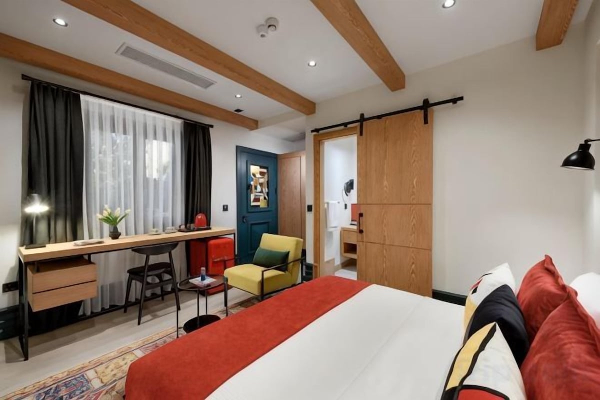 In-room safe, soundproofing, WiFi (free)