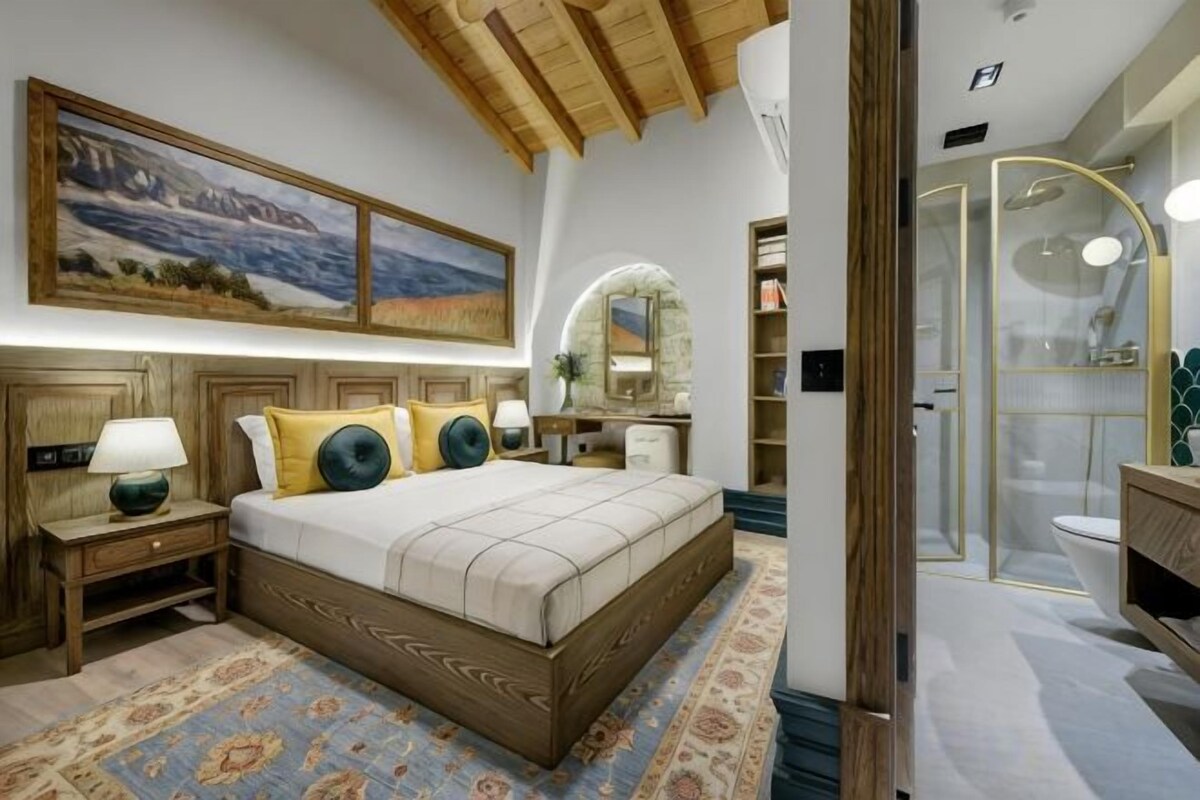 In-room safe, soundproofing, WiFi (free)