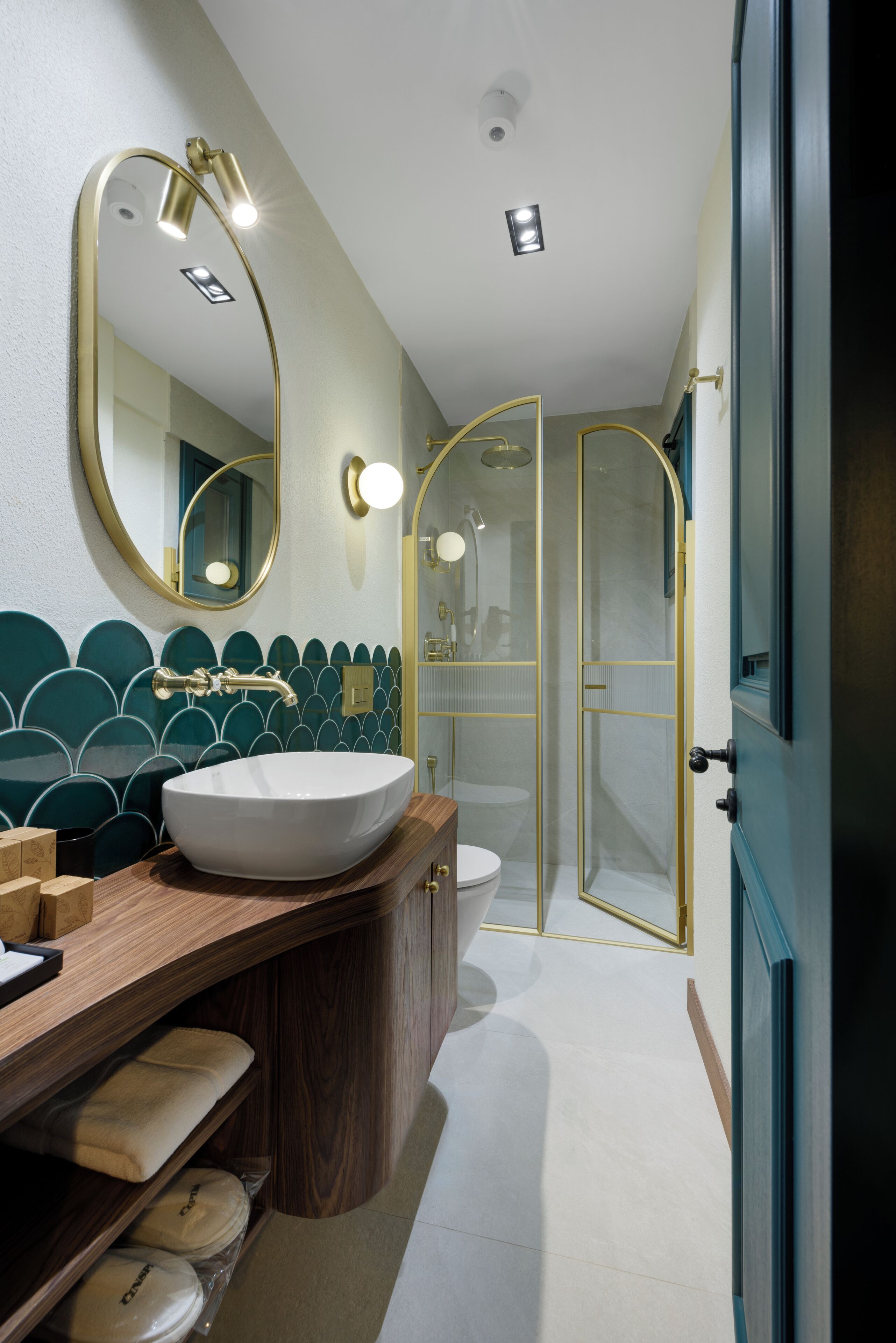 Executive Double Room | Bathroom | Shower, hair dryer, slippers, towels