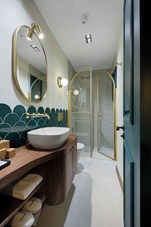 Ducha, secador de pelo, pantuflas, toallas