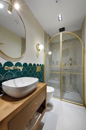 Executive Double Room | Bathroom | Shower, hair dryer, slippers, towels - Tinspiro Alaçatı (Cesme)