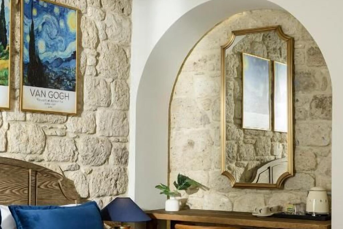 In-room safe, soundproofing, WiFi (free)