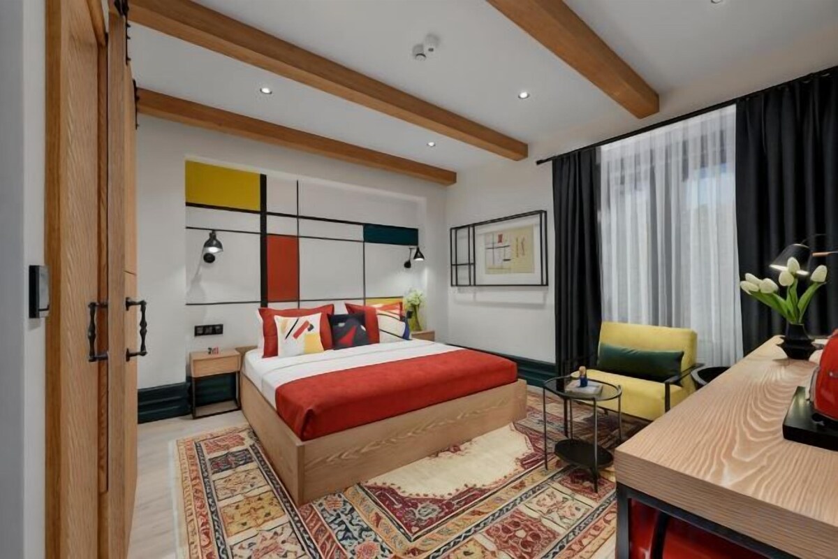 In-room safe, soundproofing, WiFi (free)
