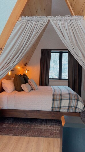 2 bedrooms, iron/ironing board, travel cot, free WiFi - Fern and Moss A-frame Lakefront Hot Tub (Lac du Flambeau)