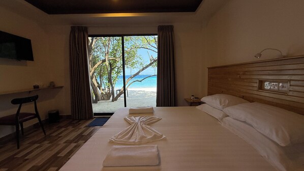 Deluxe Double or Twin Room, Sea View, Beachfront | In-room safe, desk, blackout drapes, free WiFi