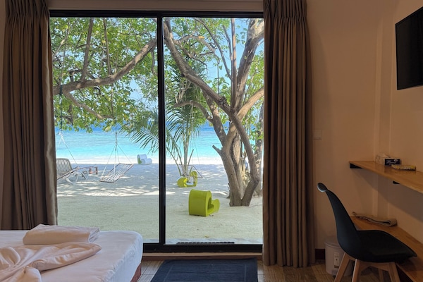 Habitación Deluxe doble, vistas al mar, frente a la playa | Caja fuerte, escritorio, cortinas opacas y wifi gratis