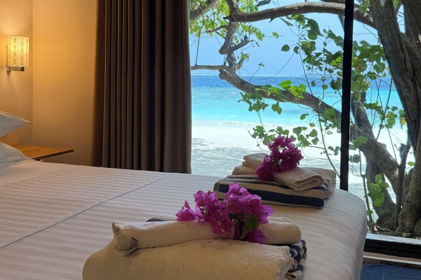 Caja de seguridad en la habitación, escritorio y cortinas blackout