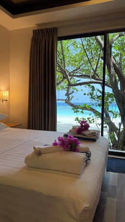 Caja de seguridad en la habitación, escritorio y cortinas blackout