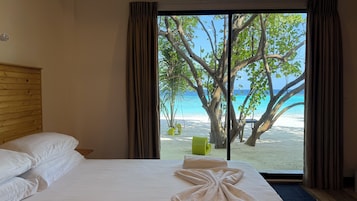 Habitación Deluxe doble, vistas al mar, frente a la playa | Caja fuerte, escritorio, cortinas opacas y wifi gratis