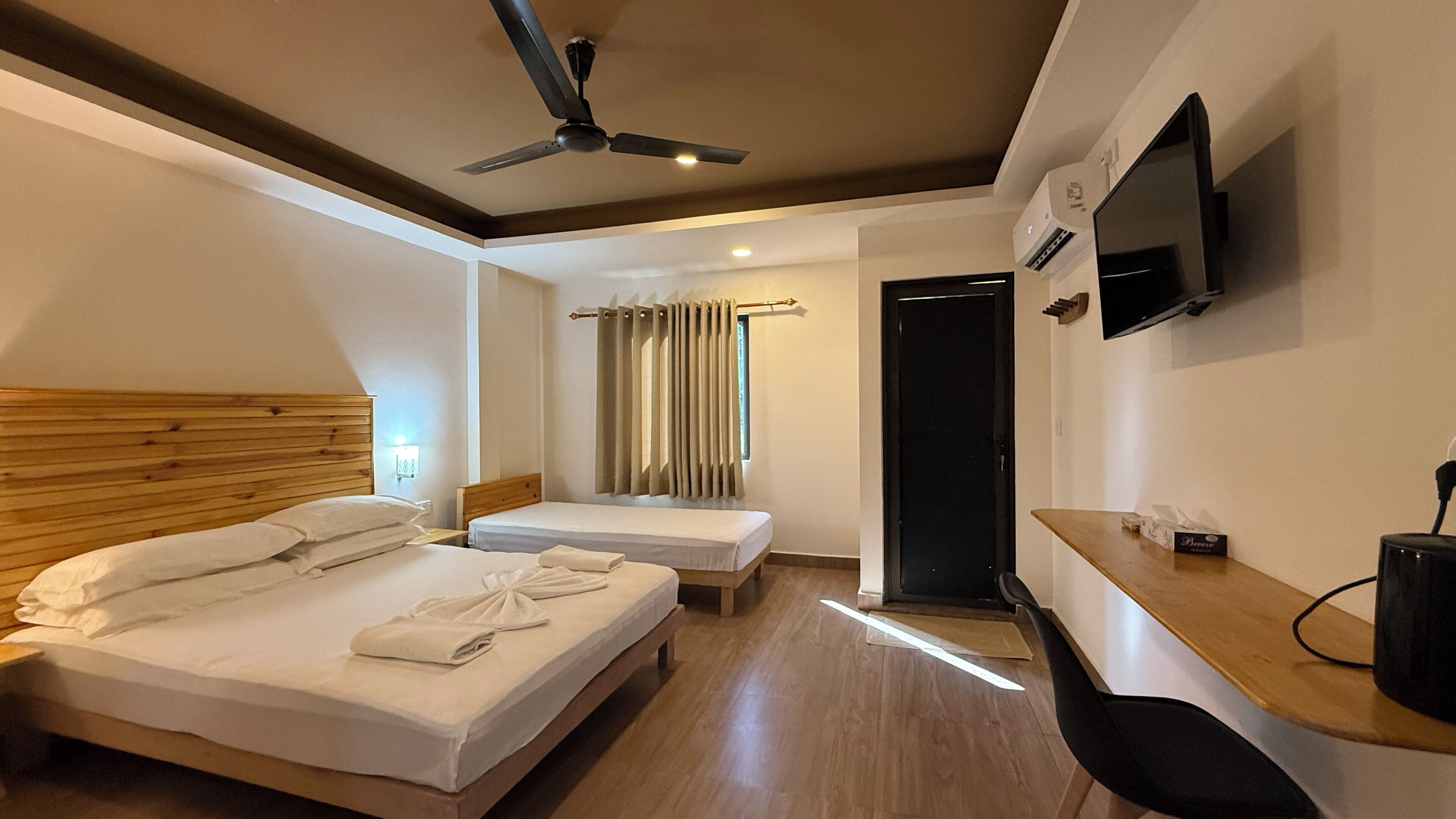 Quarto casal luxo, vista para o jardim | Cofres nos quartos, escrivaninha, cortinas blackout, Wi-Fi de cortesia