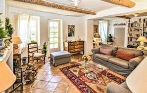 Living area - Lovely home in Violès (Violès)