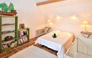 4 bedrooms, travel cot, free WiFi - Lovely home in Violès (Violès)