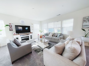 Smart TV, fireplace