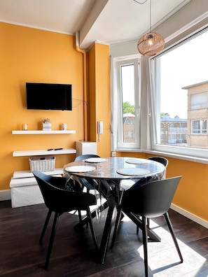 Living area - Beachfront & Sea View Sleeps 6 (De Panne)