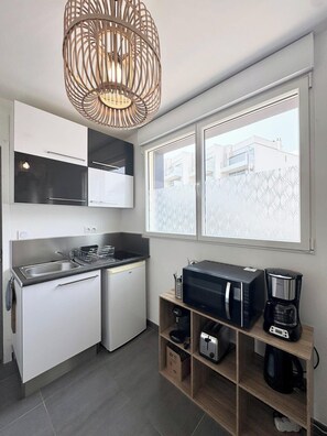 Fridge, microwave, oven, stovetop