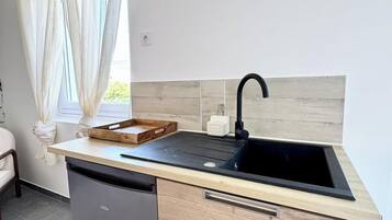 Fridge, microwave, stovetop, coffee/tea maker