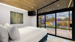 4 habitaciones, escritorio y tabla de planchar con plancha
