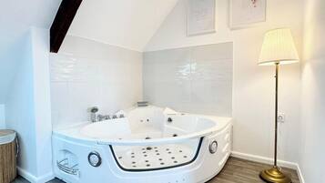 A modern bathroom with a freestanding bathtub, a round rug with 'Best moment' text, and a floor lamp.